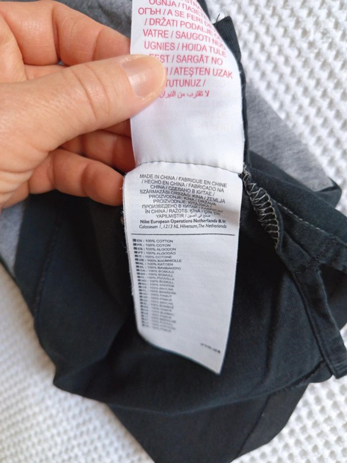 T-shirt Nike gris et noir 10 / 12 ans - photo numéro 6