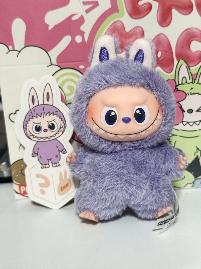 Labubu pin for love ?