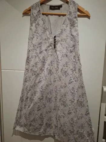 Jolie robe fleurie blanche et grise T.1 Très bon état