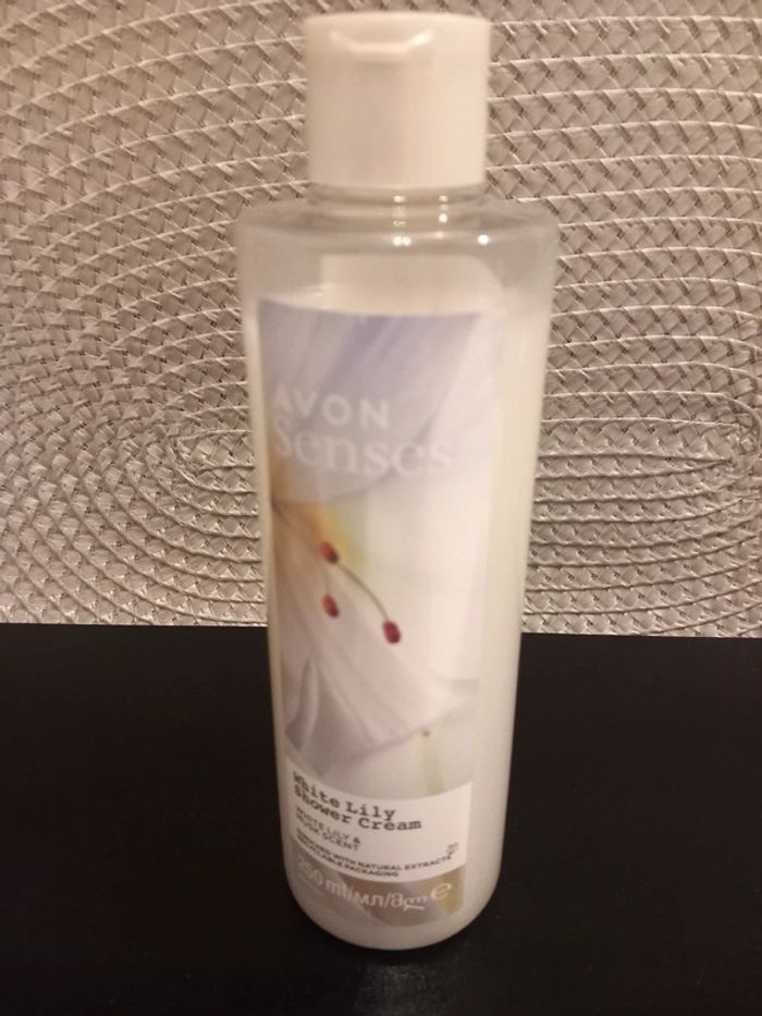 🥰Crème de douche lys blanc/musc Avon 250ml