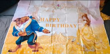 Toile de fond anniversaire la belle et la bête avec figurine et décoration cupcake