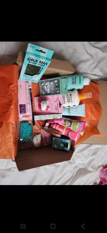 Lot de produits de beauté maquillage, parfum, produit solaire