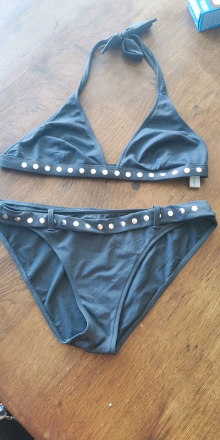 Maillot de bain 2 pièces.