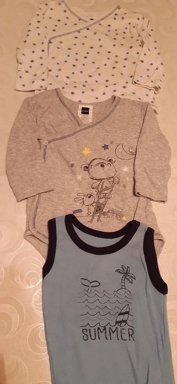 Lot de 2 bodies manches longues et 1 body sans manches 3 mois