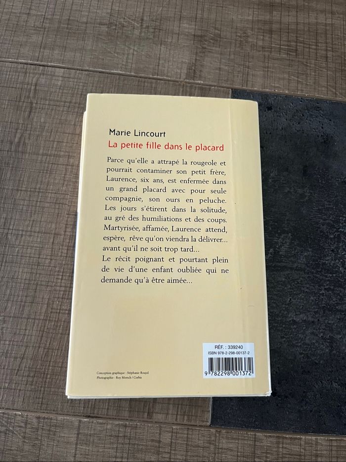 Livre la petite fille dans le placard - photo numéro 3