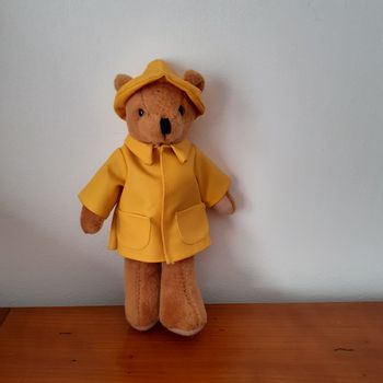 Doudou-peluche "Ourson avec imperméable"