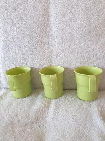 Tasses en plastique vertes x3