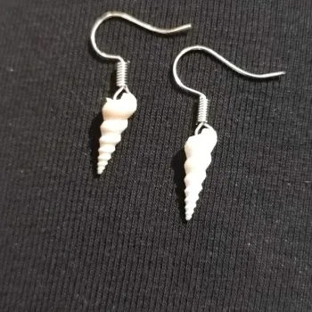 boucles d'oreilles pendantes fantaisie métal argenté et coquillage