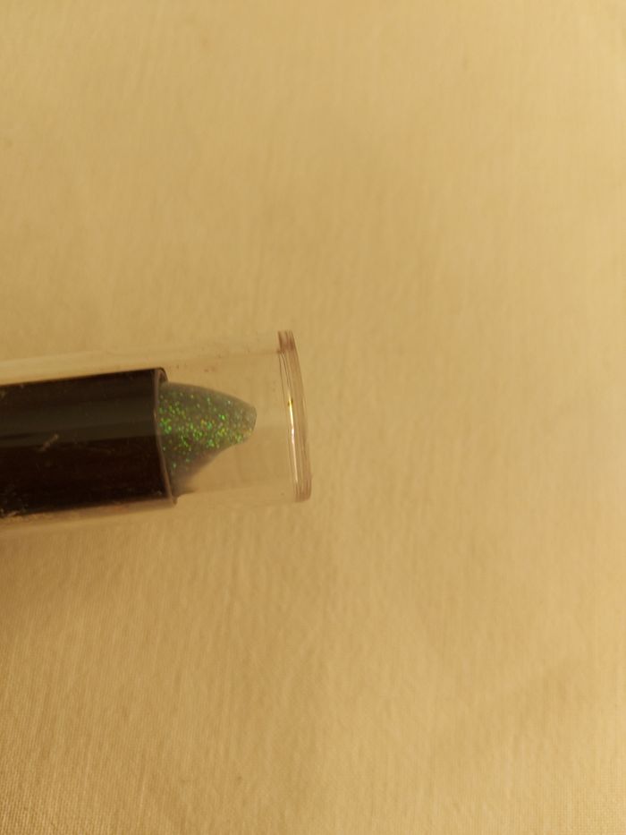 Rouge à lèvres à paillettes - photo numéro 2