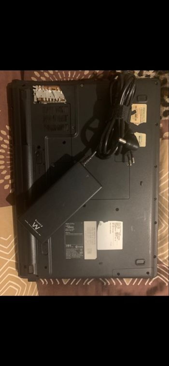 Pc fijitsu a réparer ou pour pieces écran intacte - photo numéro 2