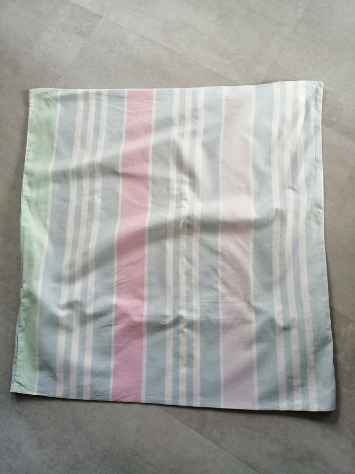 taie d'oreiller rayée colorée pastel