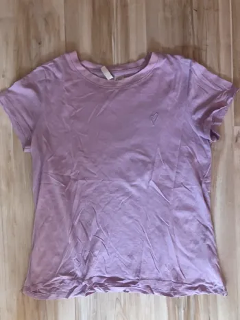 tee shirt lilas avec motif coeur