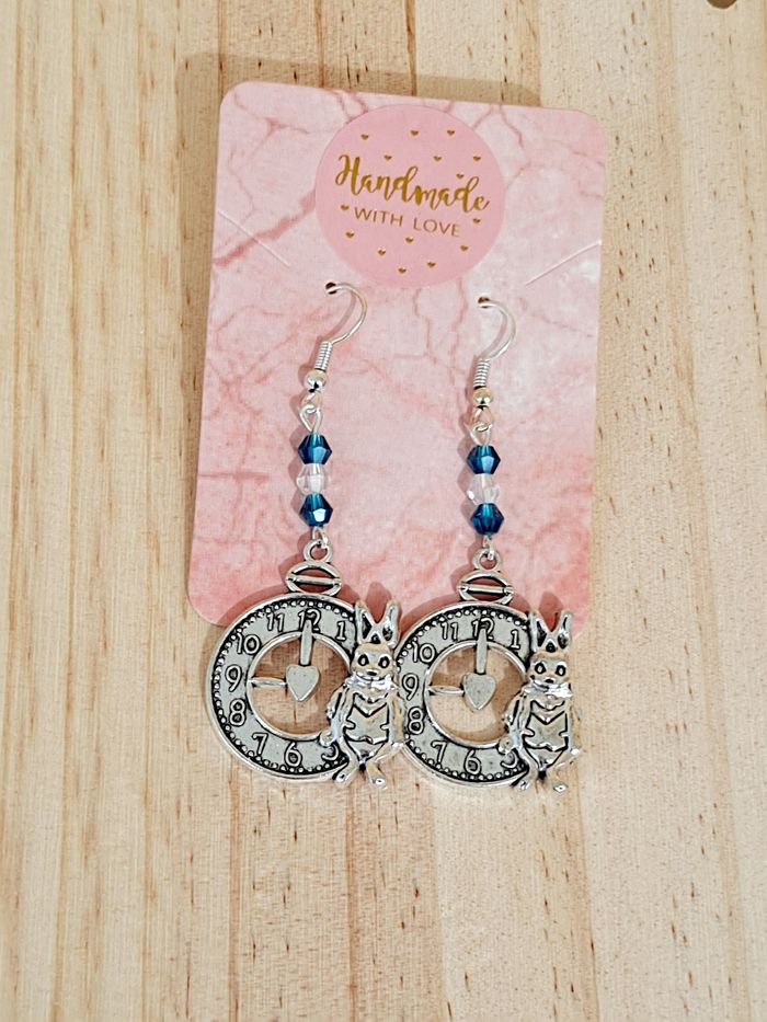 adorable boucles d'oreilles argentées alice au pays des merveilles lapin horloge perles neuves