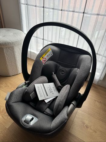 Cosy cybex cloud T neuf et siège réhausseur neuf