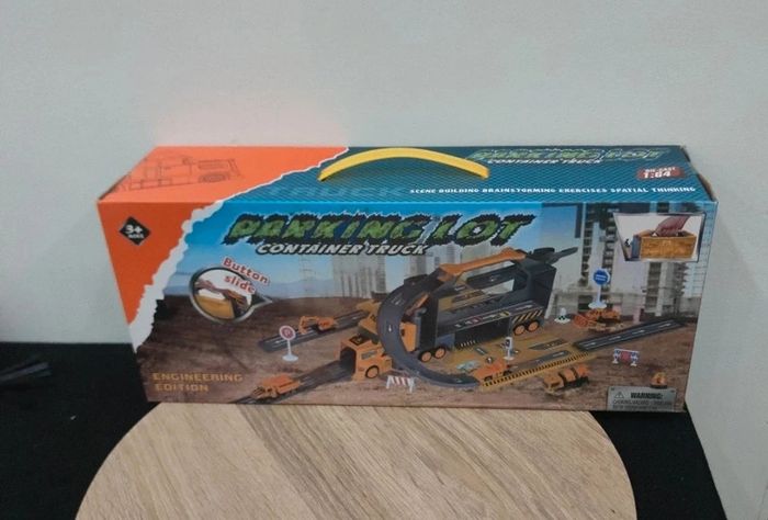 Camion sonore avec petits engins travaux neuf