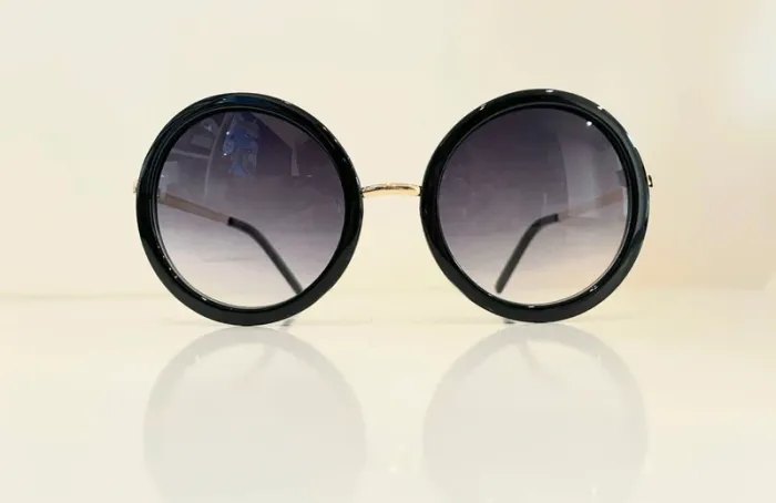 Lunette de soleil femme ronde noire et dorée verres dégradés UV protection catégorie 3 - photo numéro 2