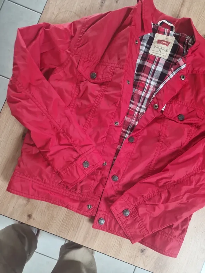 Veste légère levis taille 12 ans rouge très bon état - photo numéro 2