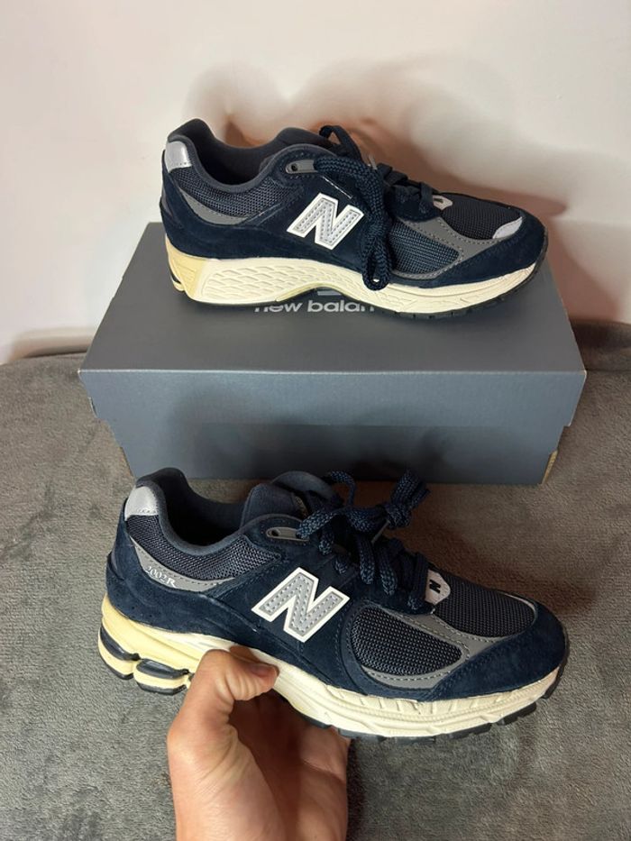 New Balance M2002 Bleu Marine – Style & Confort au Top- taille 37 - photo numéro 2