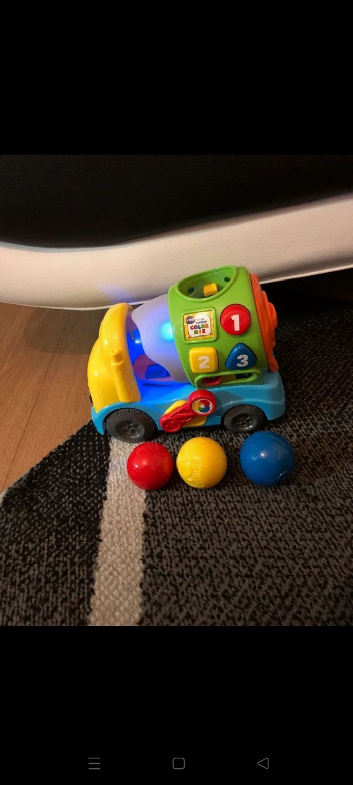 Camion musicale avec balles neuf sans étiquette