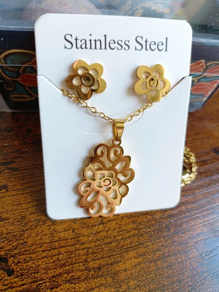 Ensemble de bijoux fleurs doré avec boîte - photo numéro 2