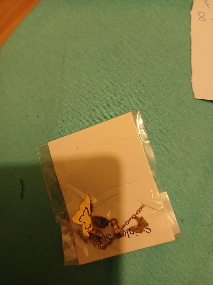 Collier et boucles d oreille papillon dorée neuf 9