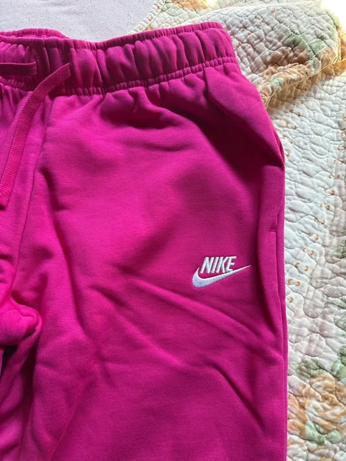Jogging Nike femme neuf avec étiquette taille S/M - photo numéro 3