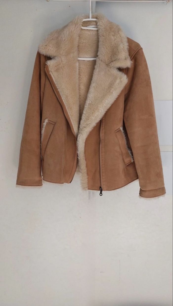 Veste Uniqlo – Manteau effet peau lainée et daim camel taille S en très bon état - photo numéro 3