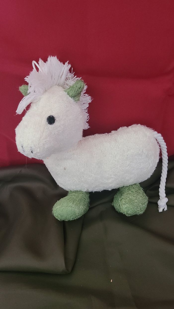 doudou cheval poney blanc oreilles et pattes vertes queue cordelette