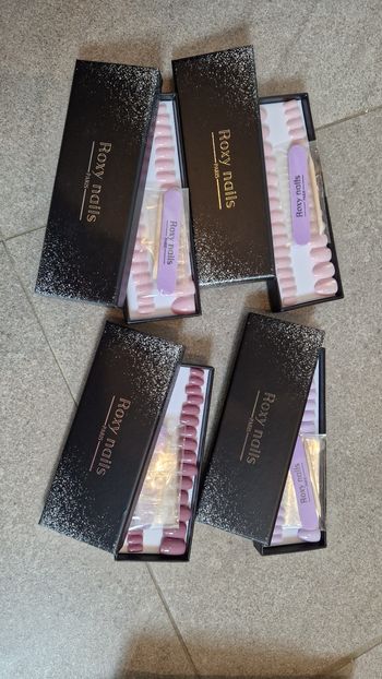 Lot de 4 boite de faux ongles