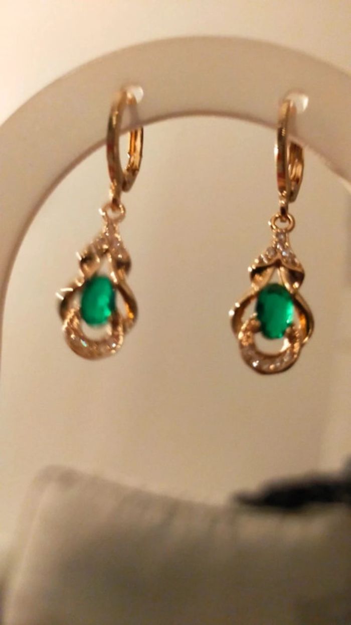 Boucles d'oreilles dorées, cristaux verts, femme