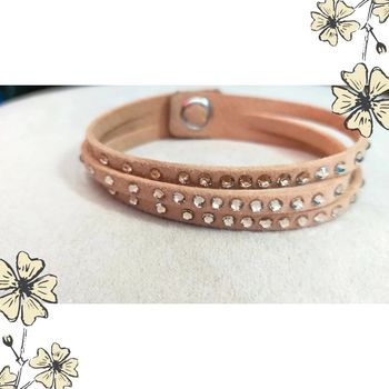 Bracelet vintage beige à strass brillants – Fermeture pression