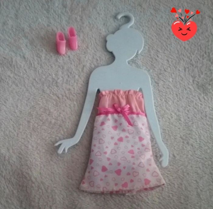 Robe, chaussures et cintre de Barbie 🌸