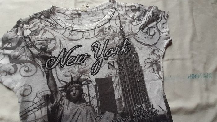 Tee-shirt blanc et gris avec strass motif New York - photo numéro 2