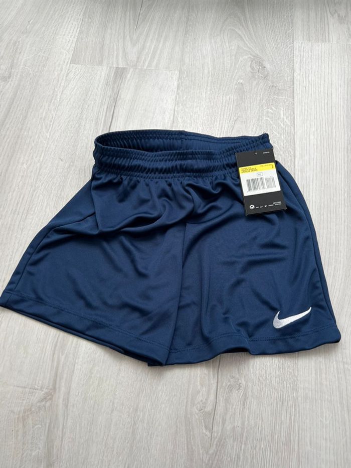 Short de foot garçon taille S Nike neuf