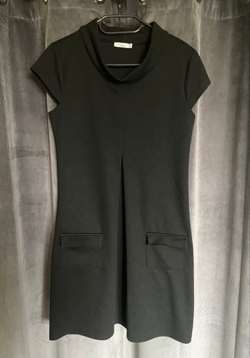Robe noire à manches courtes