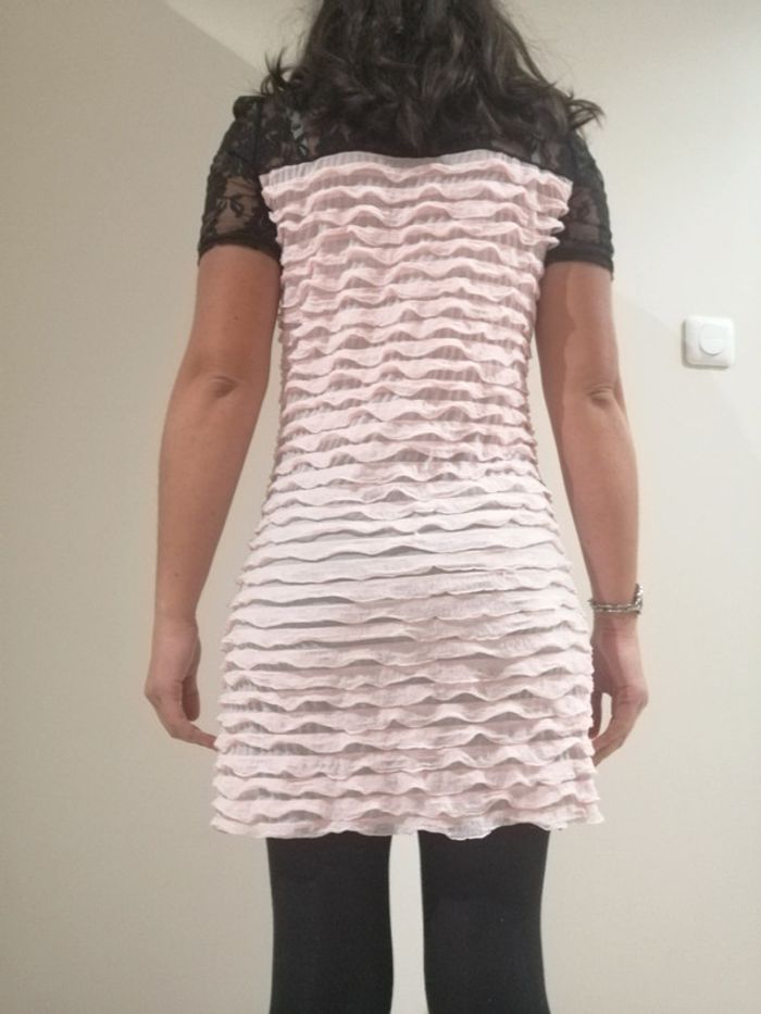 Robe rose pâle avec colliers - photo numéro 2