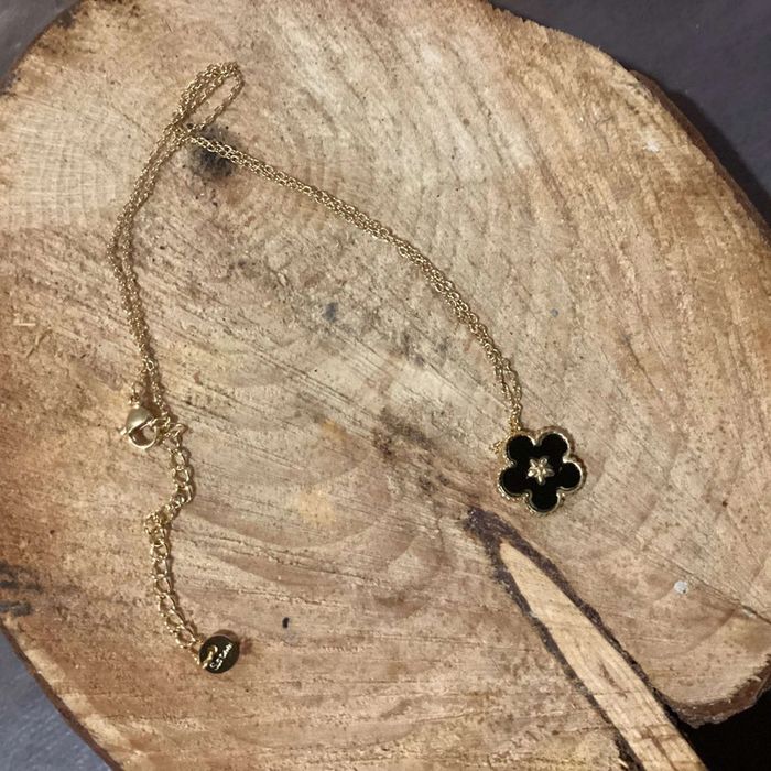 Collier réglable acier inoxydable or trèfle fleur résine noire - photo numéro 4