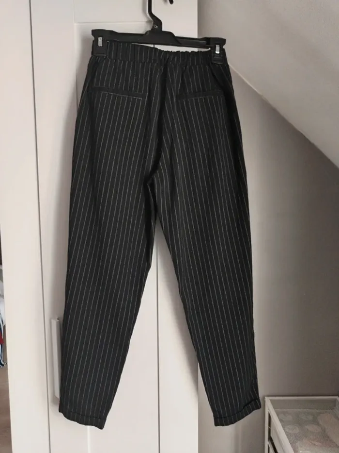 Pantalon de tailleur noir à rayures grises/blanches - photo numéro 3