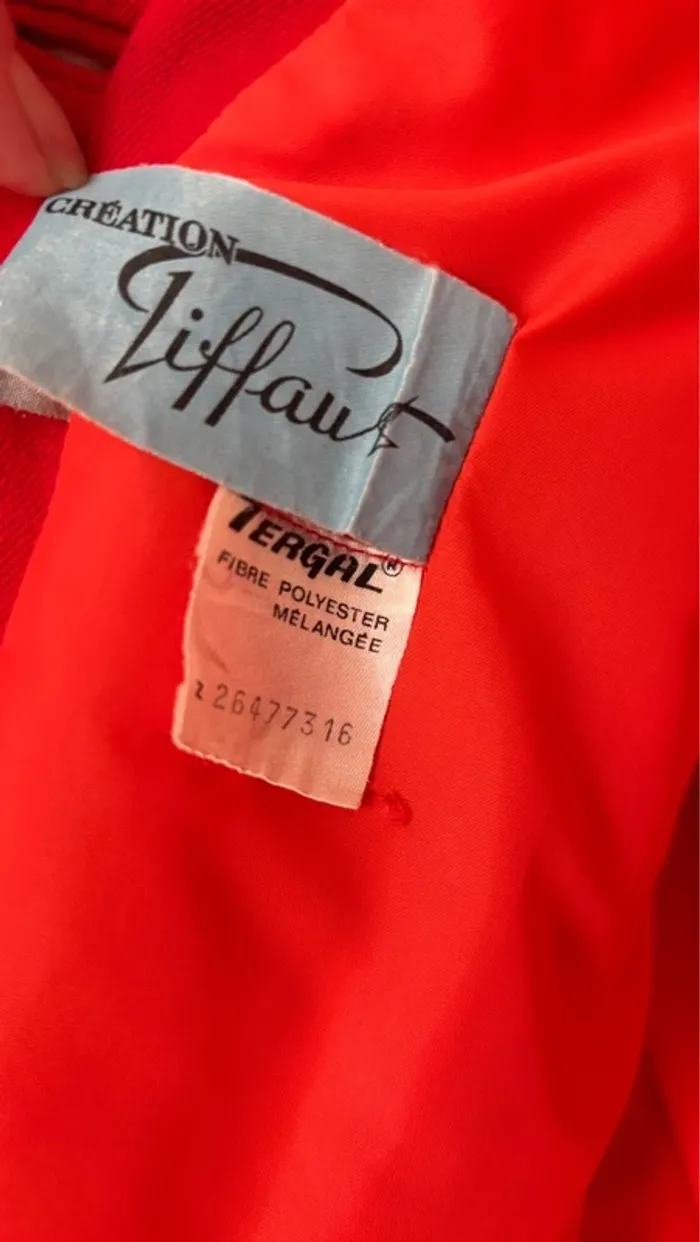 Blazer rouge à boutons dorés - photo numéro 4