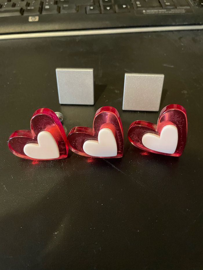 Vends BOUTON ou POIGNÉE DE TIROIR COEUR COULEURS POUR POIGNÉE MEUBLE ENFANTS en très bon état 3 cœurs et 2 carré - photo numéro 2