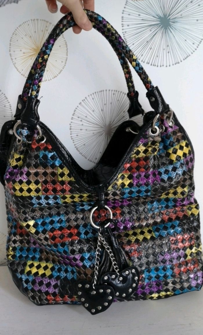 Sac à bandoulière verni multicolore avec pampilles