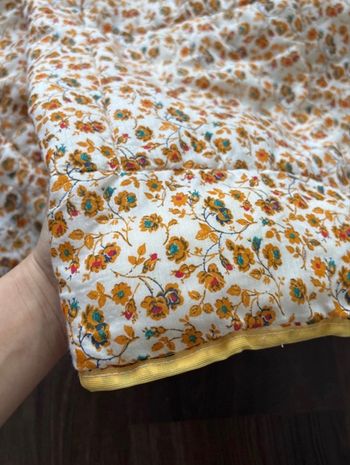 Dessus de lit - sur couette plaid fleurie vintage - ton moutarde  - très bon état   Dimensions : 150 cm x 140 cm 