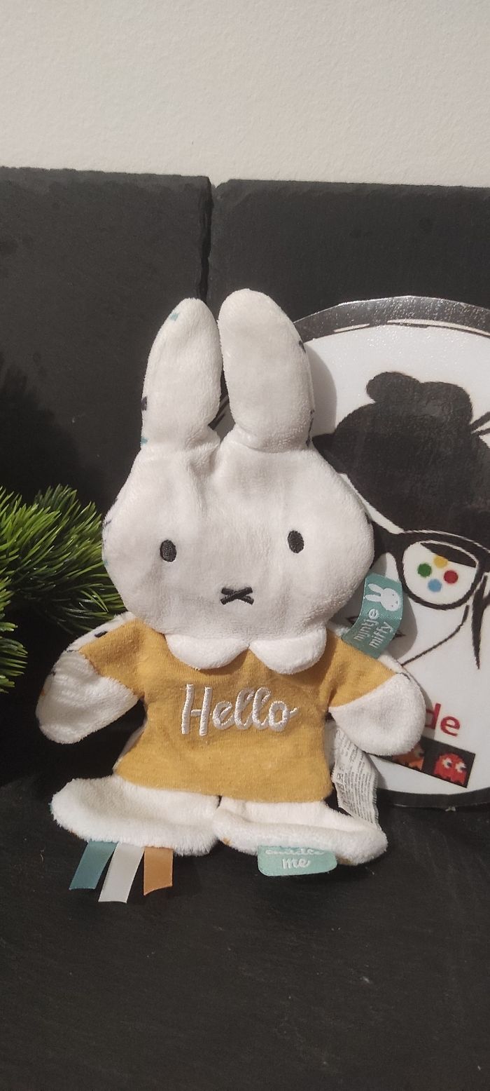 doudou lapin miffy nijntje plat hello jaune blanc t-shirt bleu bruissant Tiamo