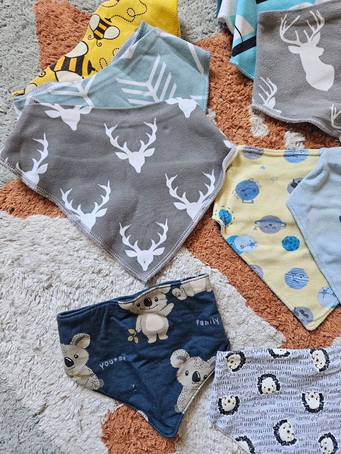 Gros lot de bavoirs triangle - photo numéro 2