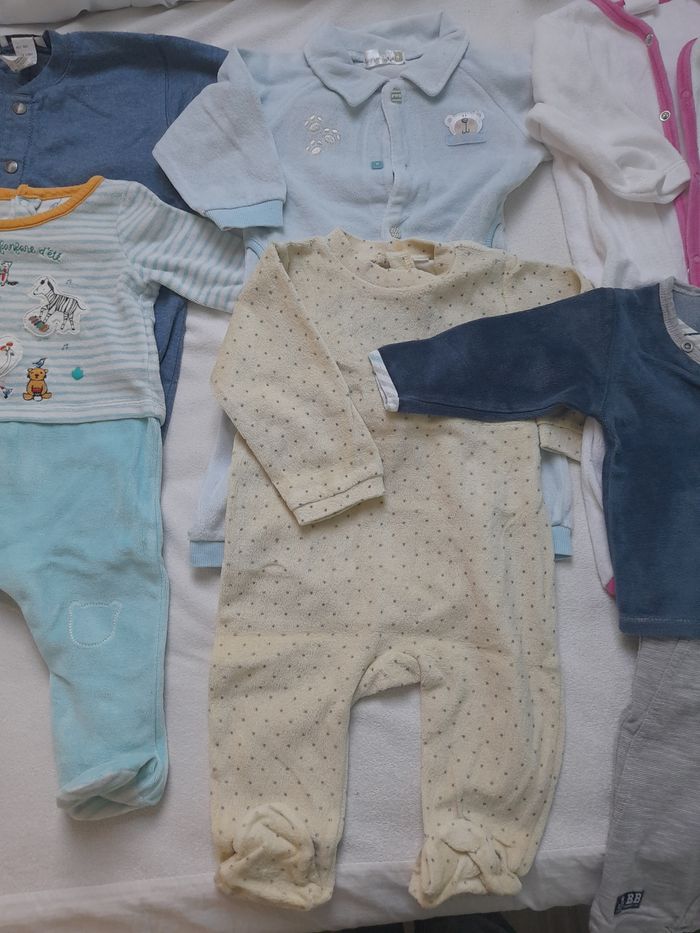 Lot pyjamas bodys 6mois - photo numéro 4