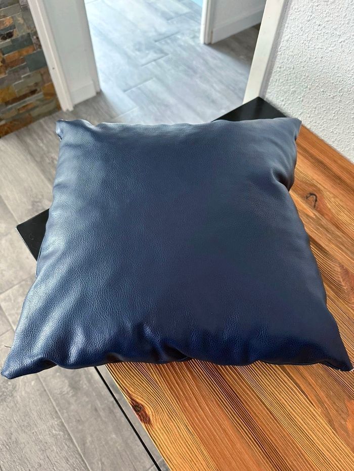 Lot 2 coussins carré similicuir bleu marine - 36×36 cm - photo numéro 3