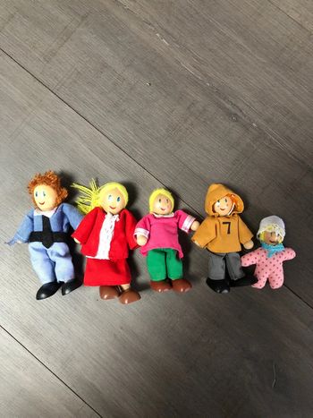 Petite famille de personnages articulés en bois