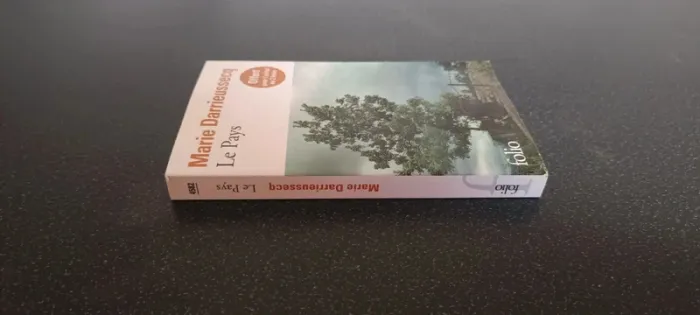 livre: le pays - photo numéro 3