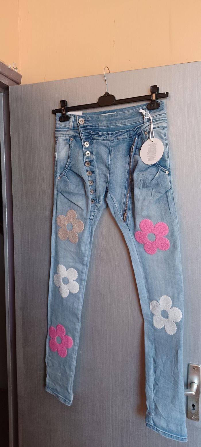 Très joli jeans avec des fleurs femme T XS - photo numéro 2