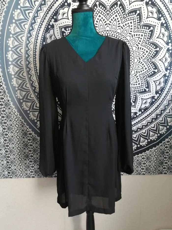 Robe noire cintrée à la taille manches longues col v / cherry paris / (M) - photo numéro 2